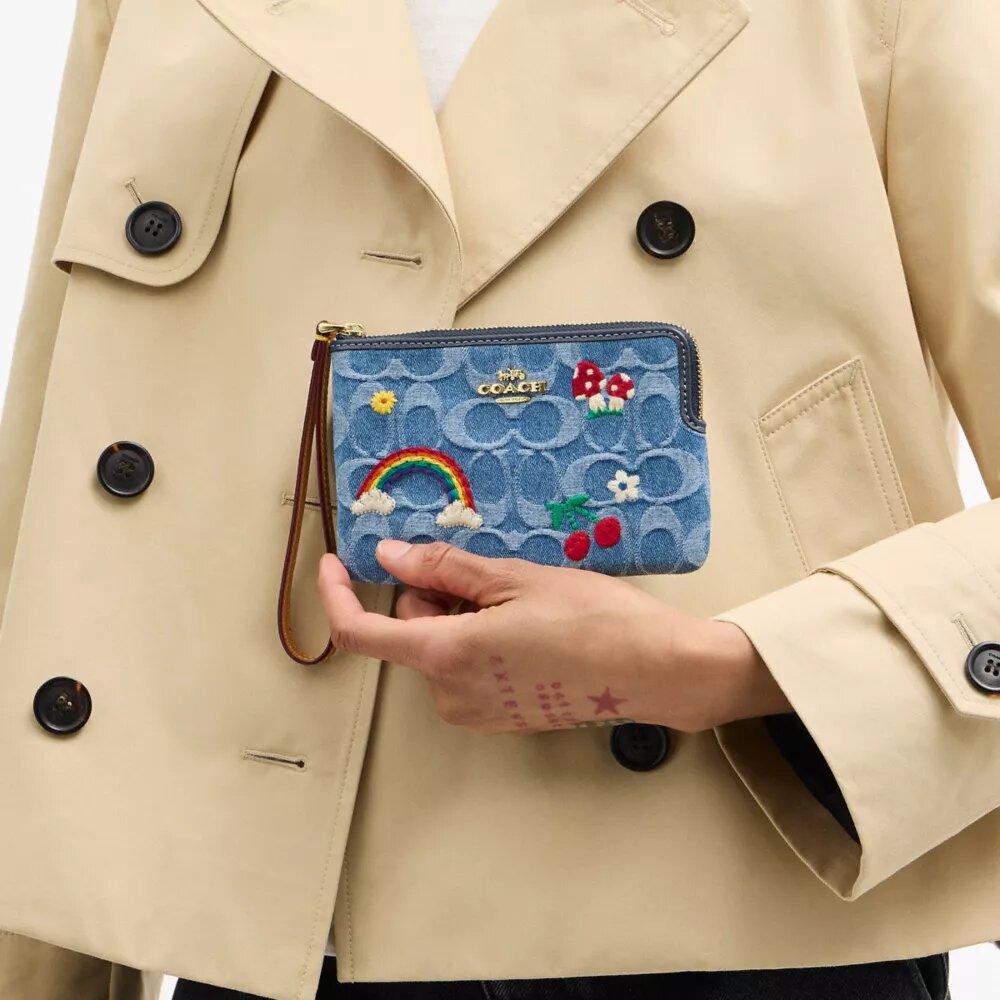 Bolsos de pulsera con cremallera en las esquinas en denim emblemático