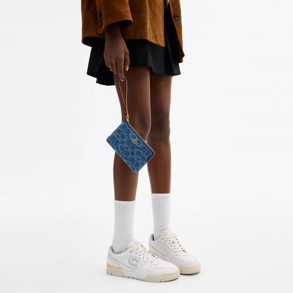 Bolsos de pulsera con cremallera en las esquinas en denim emblemático
