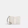 Bolsos de pulsera con cremallera en las esquinas, en Signature Canvas con rayas