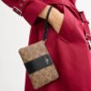 Bolsos de pulsera con cremallera en las esquinas, en Signature Canvas con rayas