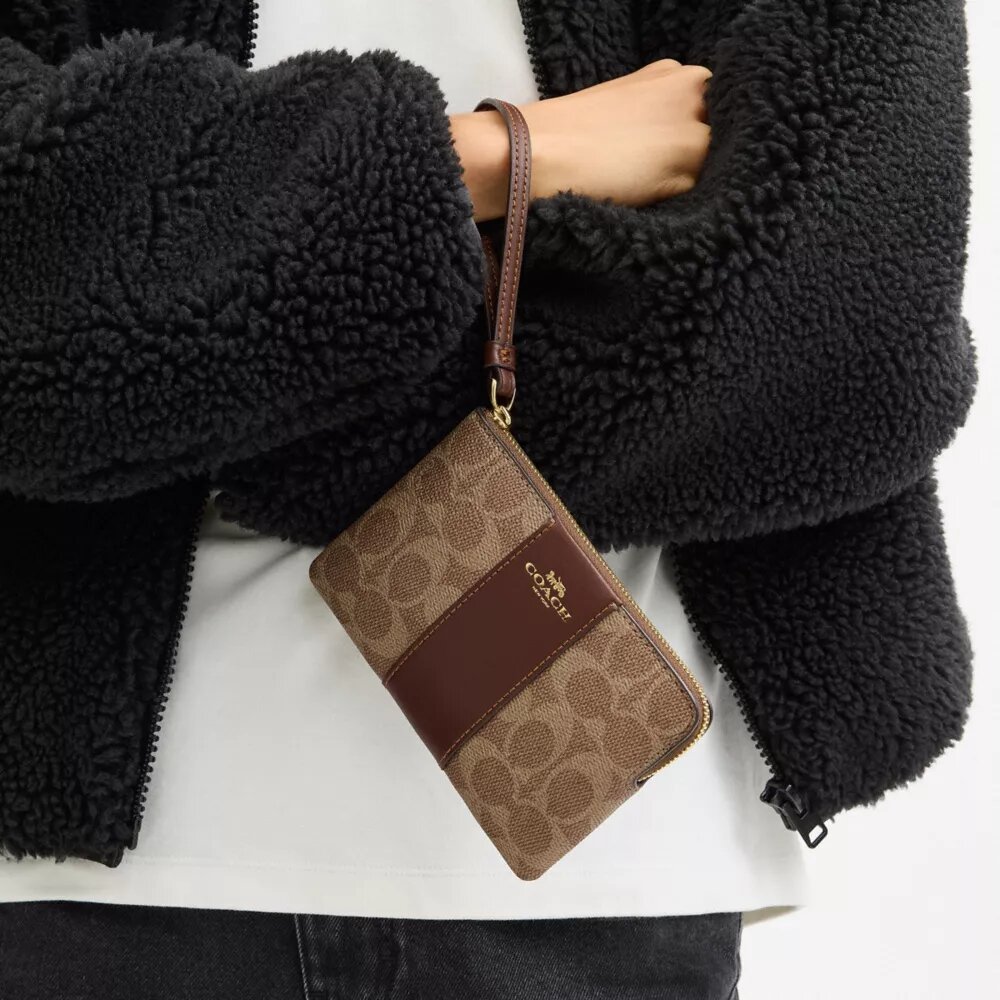 Bolsos de pulsera con cremallera en las esquinas, en Signature Canvas con rayas