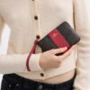 Bolsos de pulsera con cremallera en las esquinas, en Signature Canvas con rayas