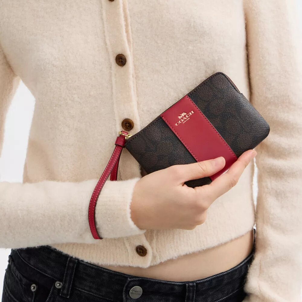 Bolsos de pulsera con cremallera en las esquinas, en Signature Canvas con rayas
