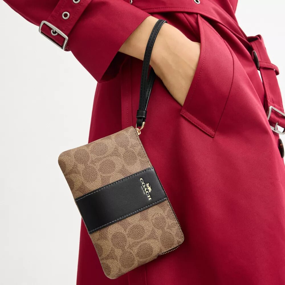 Bolsos de pulsera con cremallera en las esquinas, en Signature Canvas con rayas