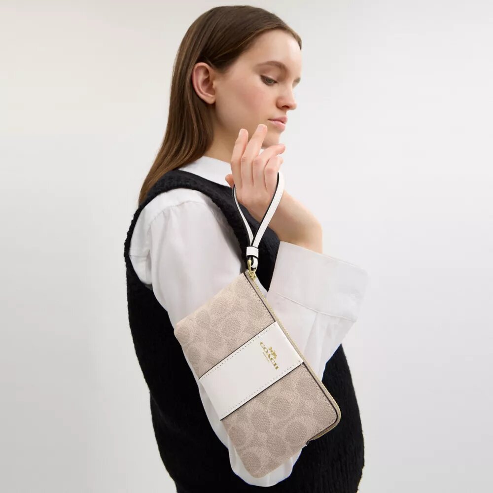 Bolsos de pulsera con cremallera en las esquinas, en Signature Canvas con rayas