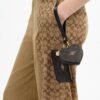 Bolsos de pulsera y neceser en forma de corazón en Signature Canvas con Charms