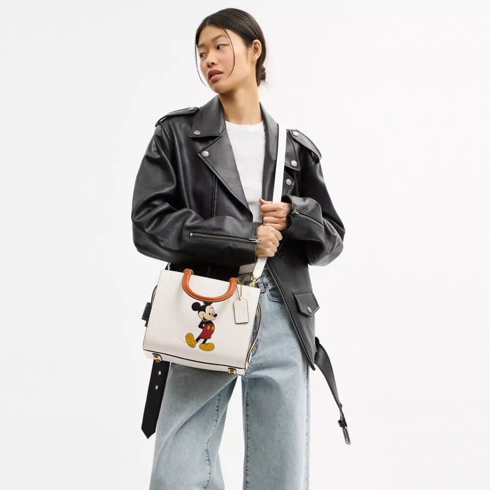 Bolsos Rogue 25 de Disney X Coach con Mickey Mouse