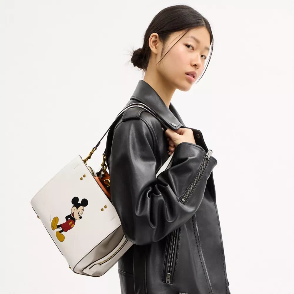 Bolsos Rogue 25 de Disney X Coach con Mickey Mouse
