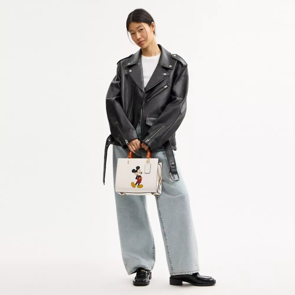 Bolsos Rogue 25 de Disney X Coach con Mickey Mouse