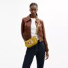 Bolsos Swinger de Disney x Coach en piel regenerativa con Mickey Mouse y sus amigos