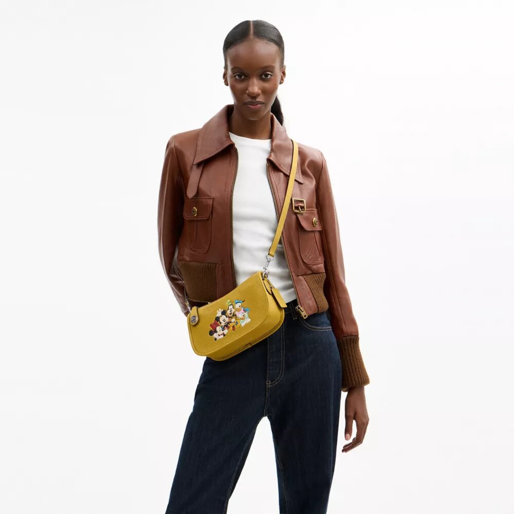 Bolsos Swinger de Disney x Coach en piel regenerativa con Mickey Mouse y sus amigos