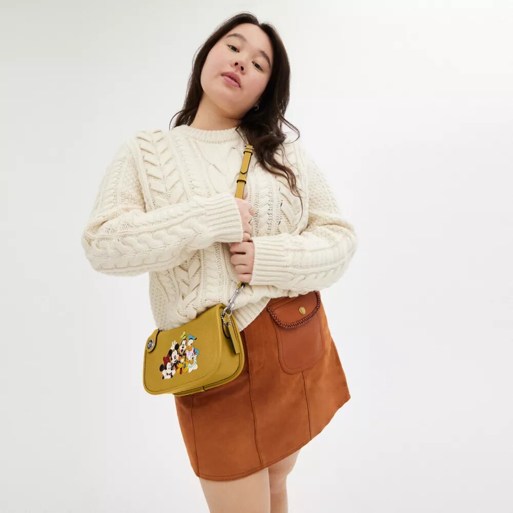 Bolsos Swinger de Disney x Coach en piel regenerativa con Mickey Mouse y sus amigos