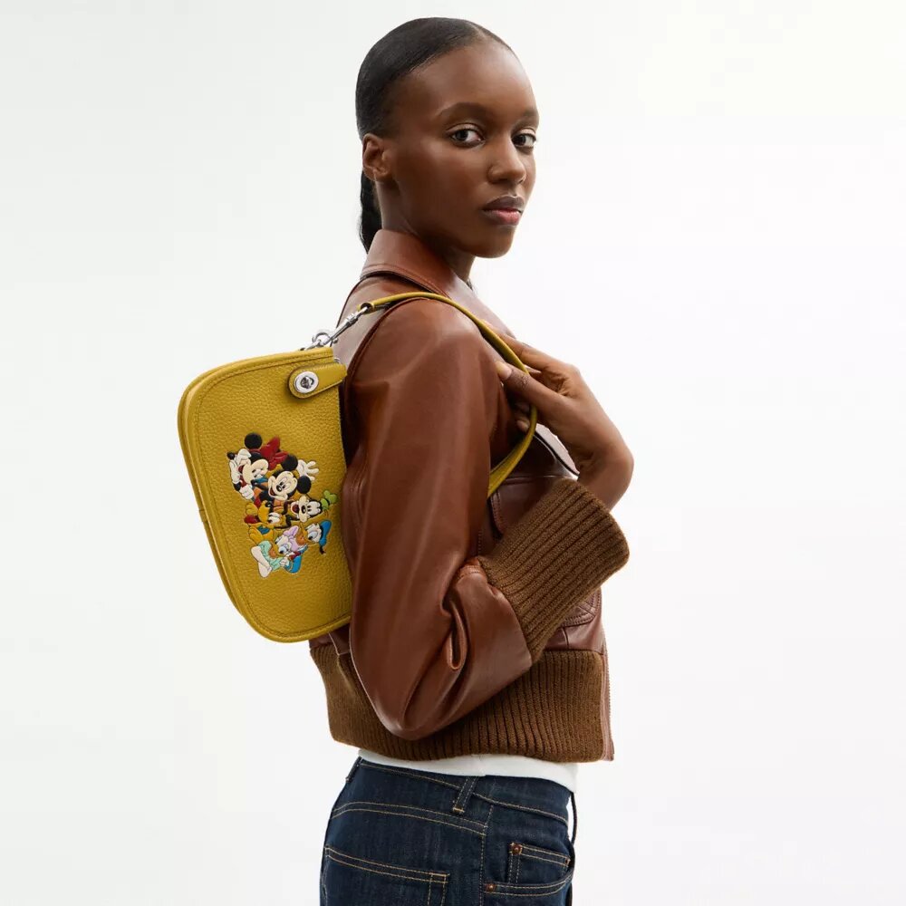 Bolsos Swinger de Disney x Coach en piel regenerativa con Mickey Mouse y sus amigos