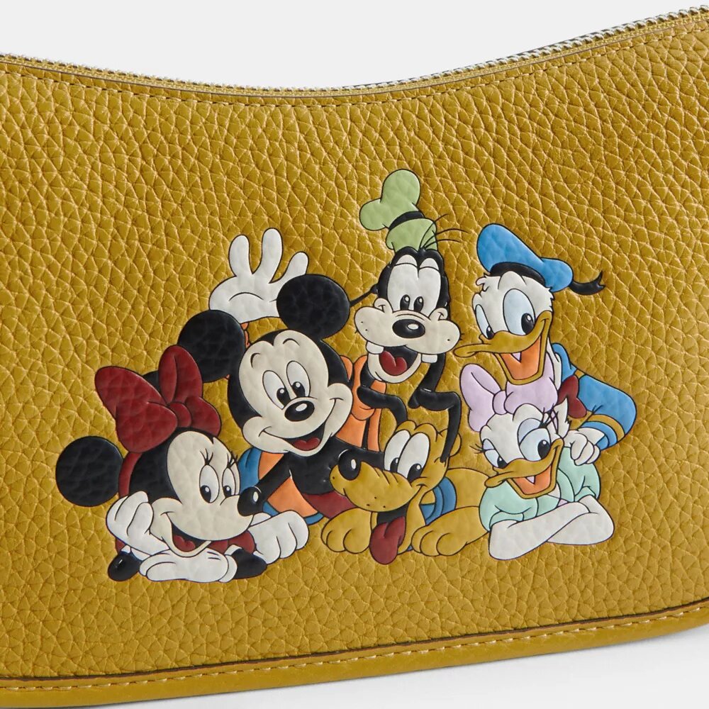 Bolsos Swinger de Disney x Coach en piel regenerativa con Mickey Mouse y sus amigos