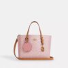 Bolsos Tote Mollie de 25 pulgadas en Signature Canvas con Charms