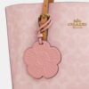 Bolsos Tote Mollie de 25 pulgadas en Signature Canvas con Charms