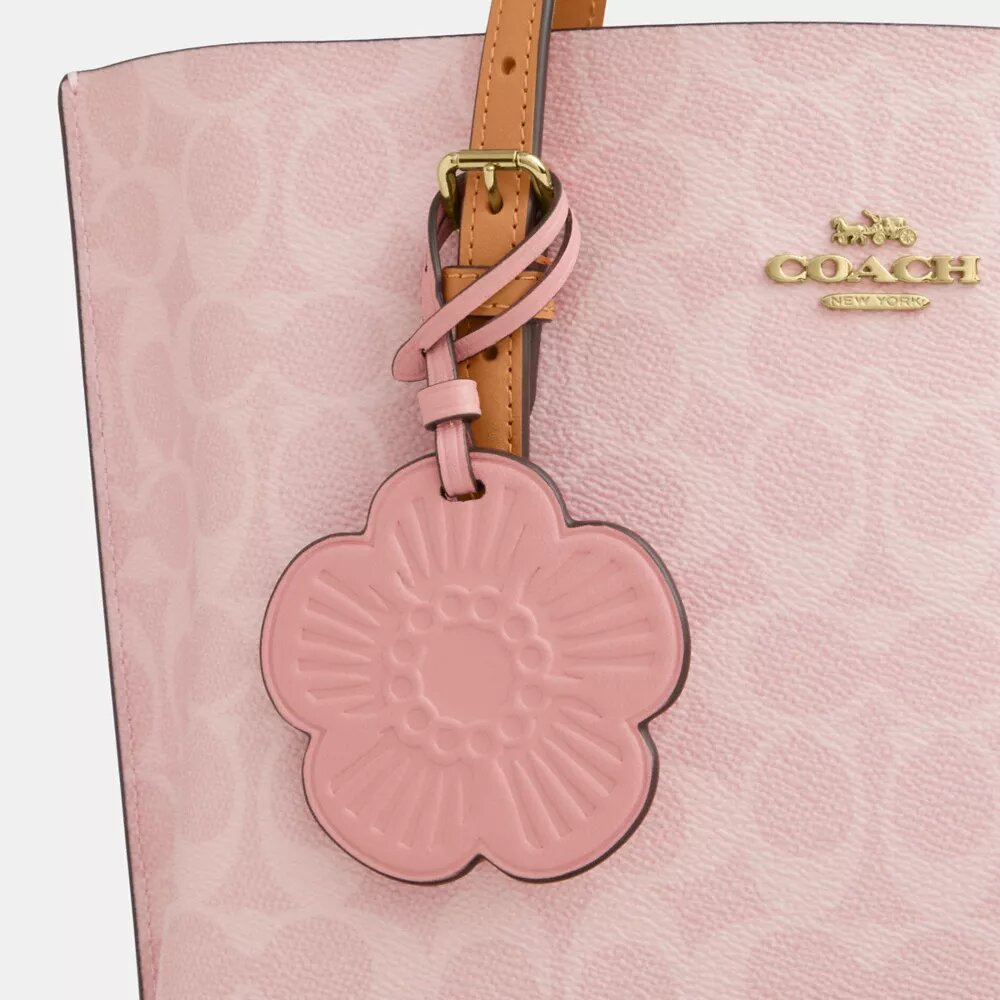 Bolsos Tote Mollie de 25 pulgadas en Signature Canvas con Charms