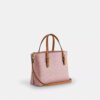 Bolsos Tote Mollie de 25 pulgadas en Signature Canvas con Charms