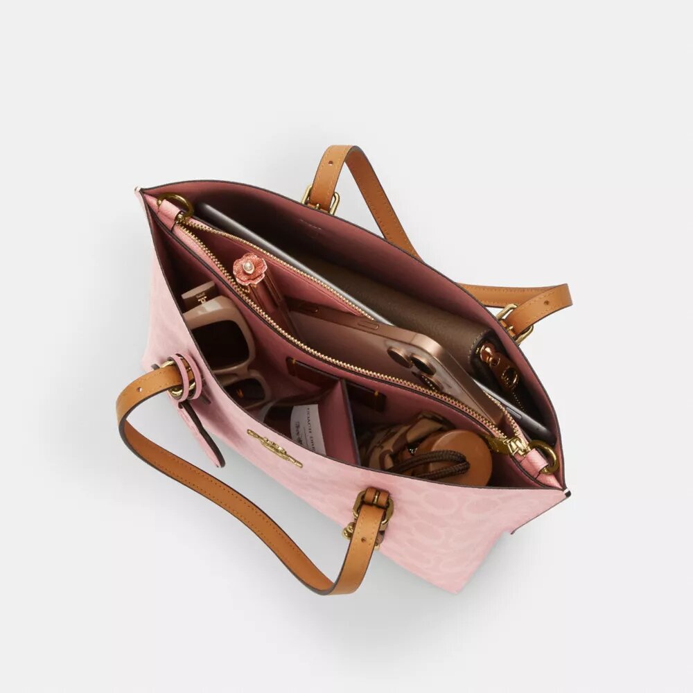 Bolsos Tote Mollie de 25 pulgadas en Signature Canvas con Charms