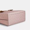 Bolsos Tote Mollie de 25 pulgadas en Signature Canvas con Charms