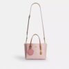 Bolsos Tote Mollie de 25 pulgadas en Signature Canvas con Charms
