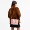 Bolsos Tote Mollie de 25 pulgadas en Signature Canvas con Charms