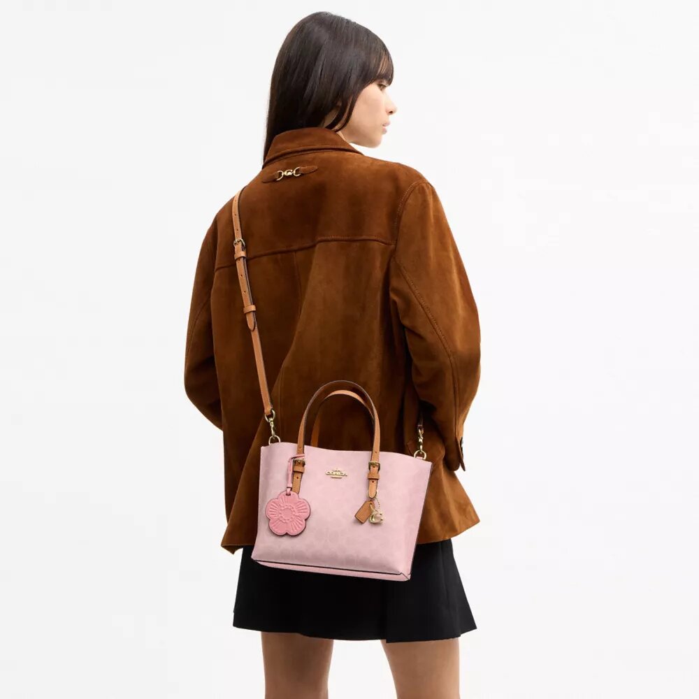 Bolsos Tote Mollie de 25 pulgadas en Signature Canvas con Charms