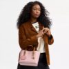 Bolsos Tote Mollie de 25 pulgadas en Signature Canvas con Charms