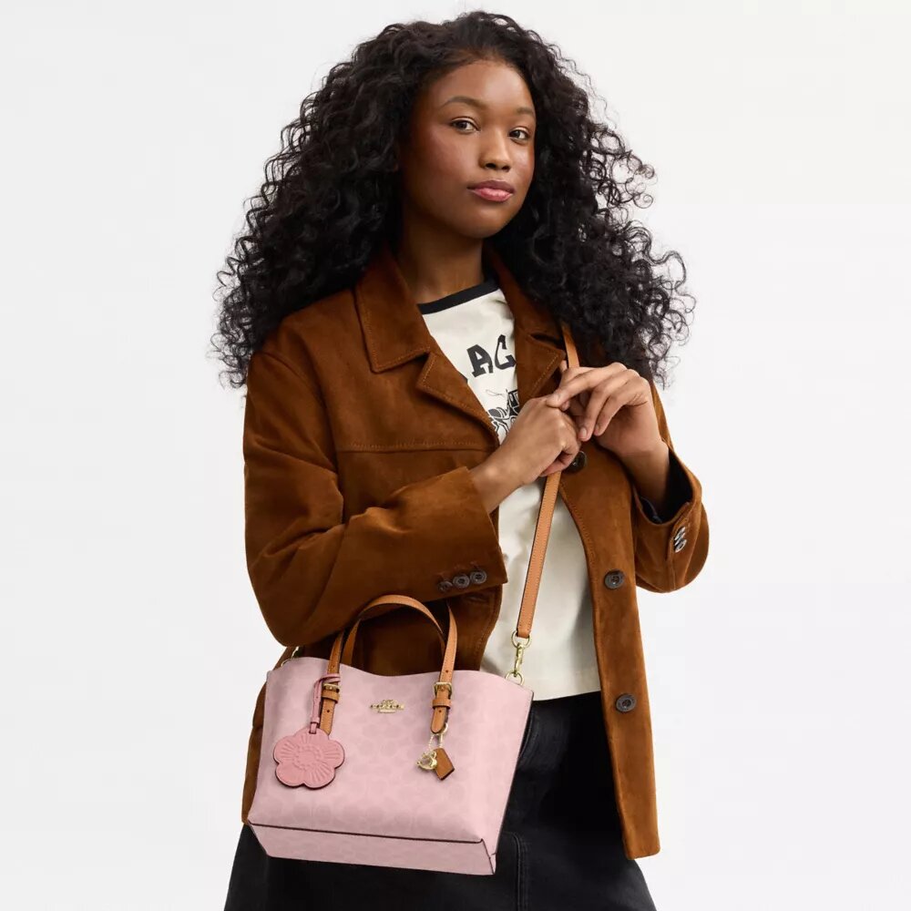 Bolsos Tote Mollie de 25 pulgadas en Signature Canvas con Charms
