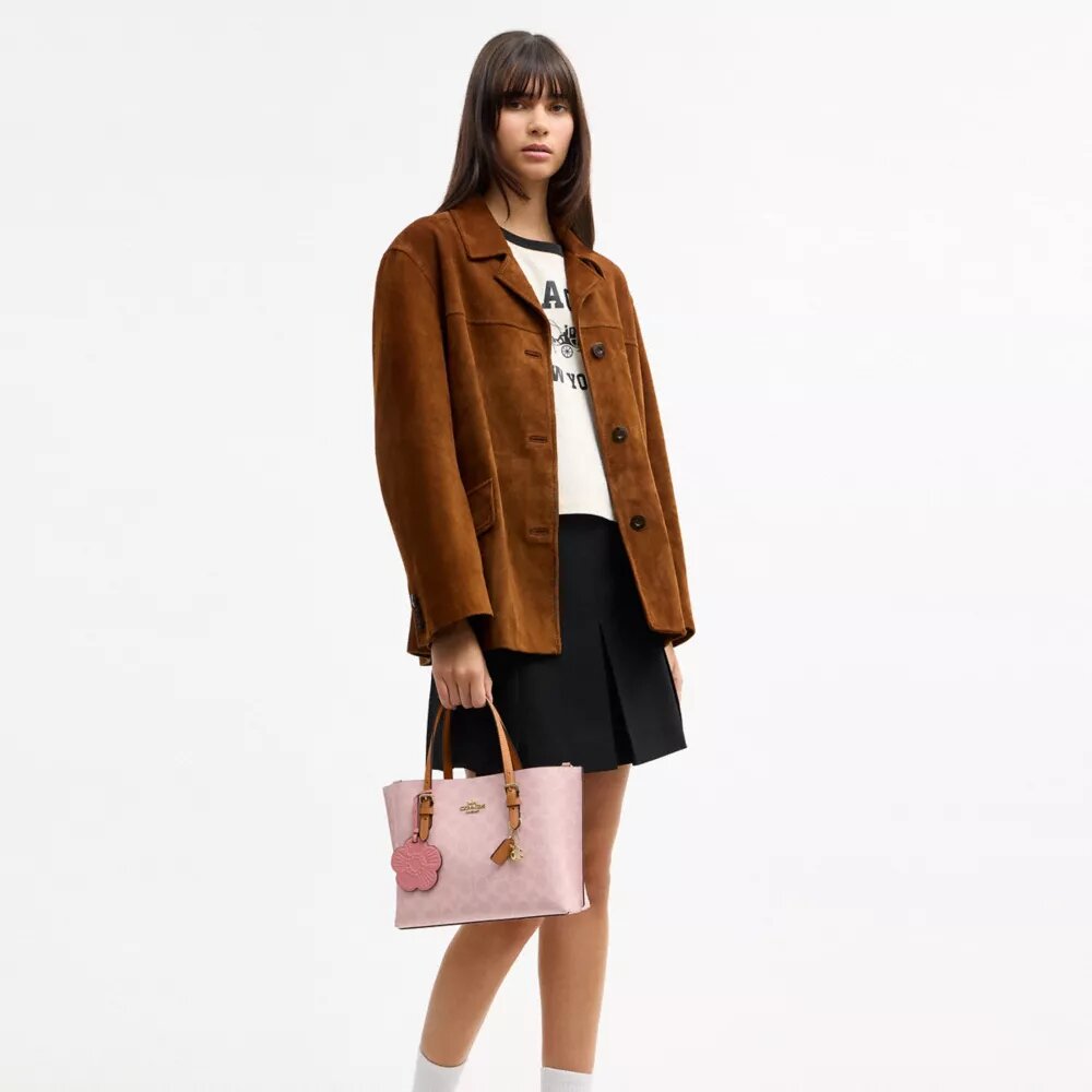 Bolsos Tote Mollie de 25 pulgadas en Signature Canvas con Charms