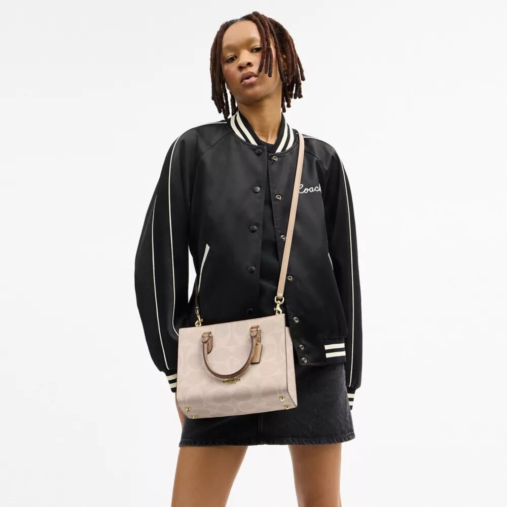 Bolsos Tote pequeño Maggie en Signature Canvas