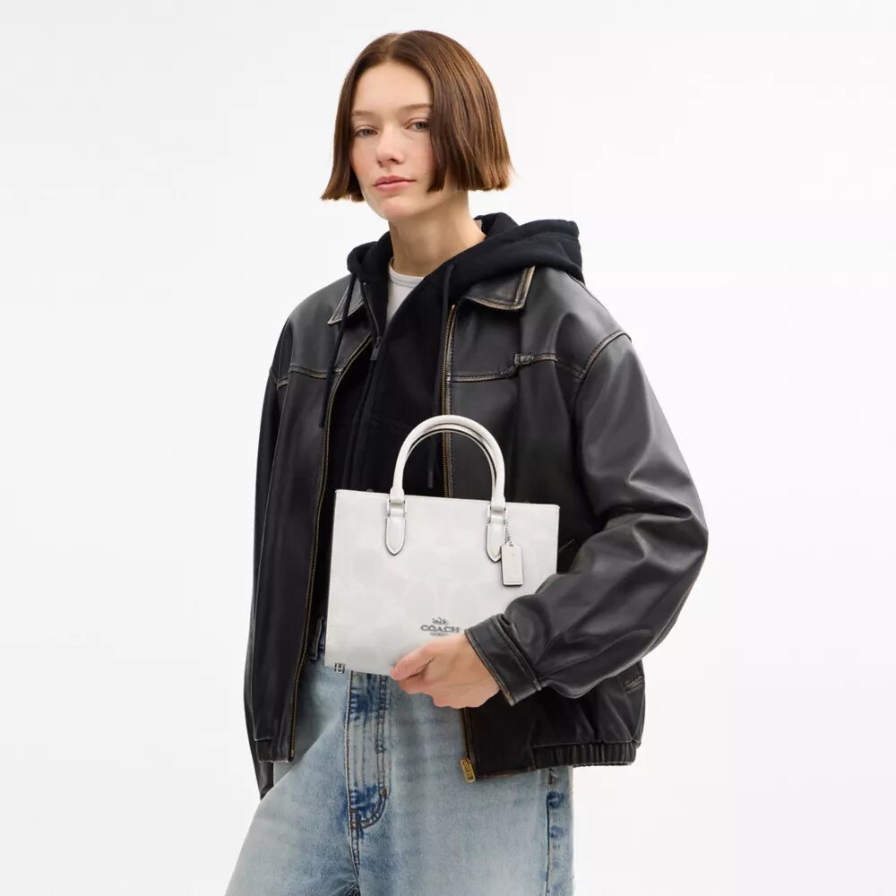 Bolsos Tote pequeño Maggie en Signature Canvas
