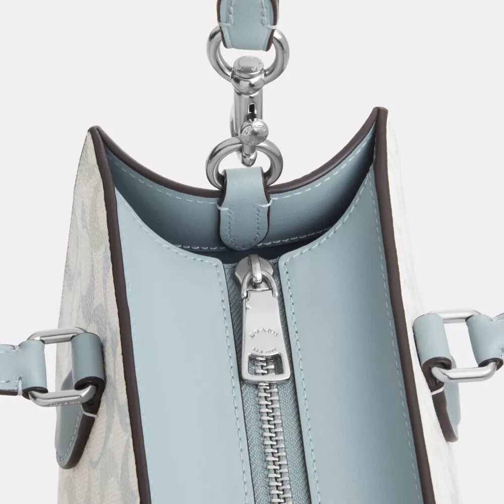Bolsos Tote pequeño Maggie en Signature Canvas