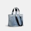 Bolsos Tote pequeños «Tour» en denim desgastado con Charms