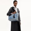 Bolsos Tote pequeños «Tour» en denim desgastado con Charms