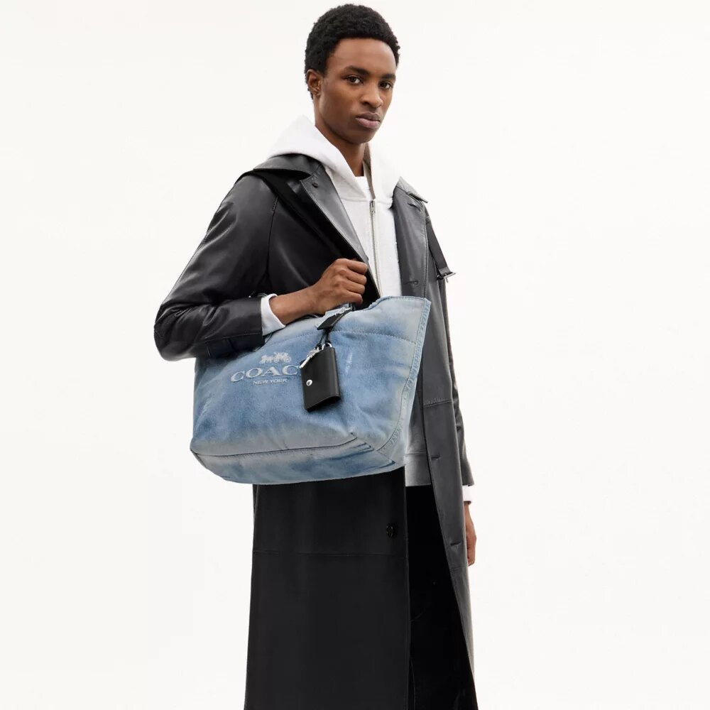 Bolsos Tote pequeños «Tour» en denim desgastado con Charms
