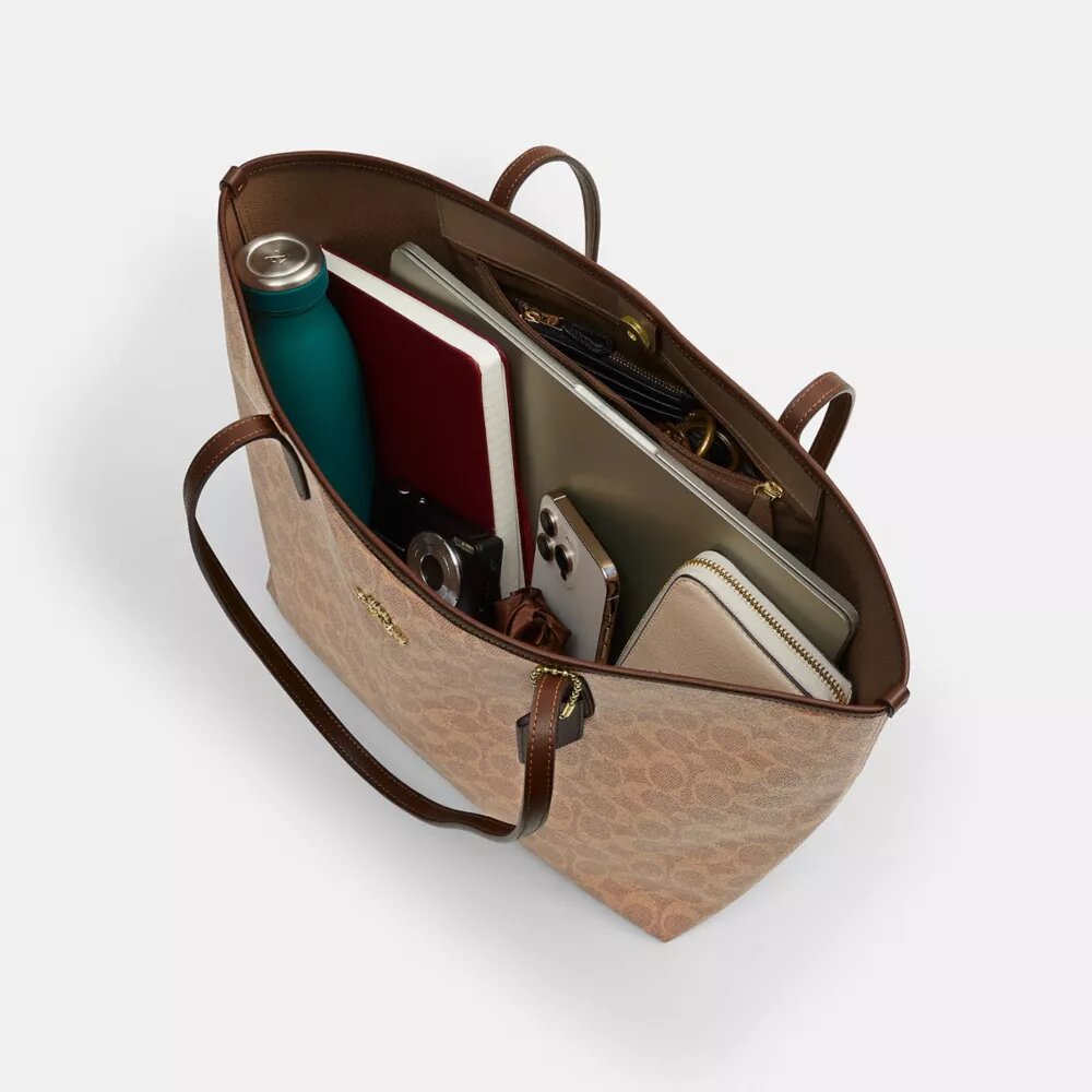 Bolsos Tote urbanos en Signature Canvas