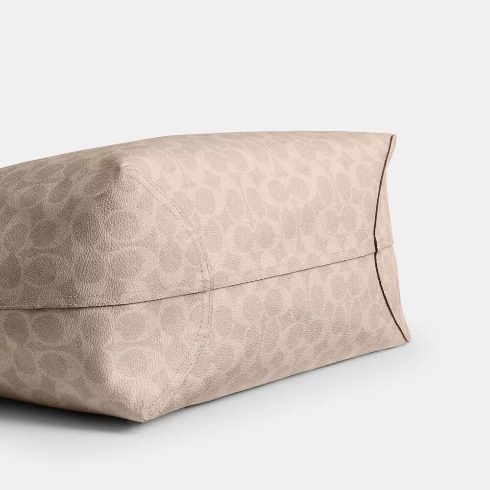 Bolsos Tote urbanos en Signature Canvas