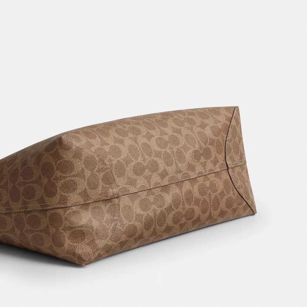 Bolsos Tote urbanos en Signature Canvas