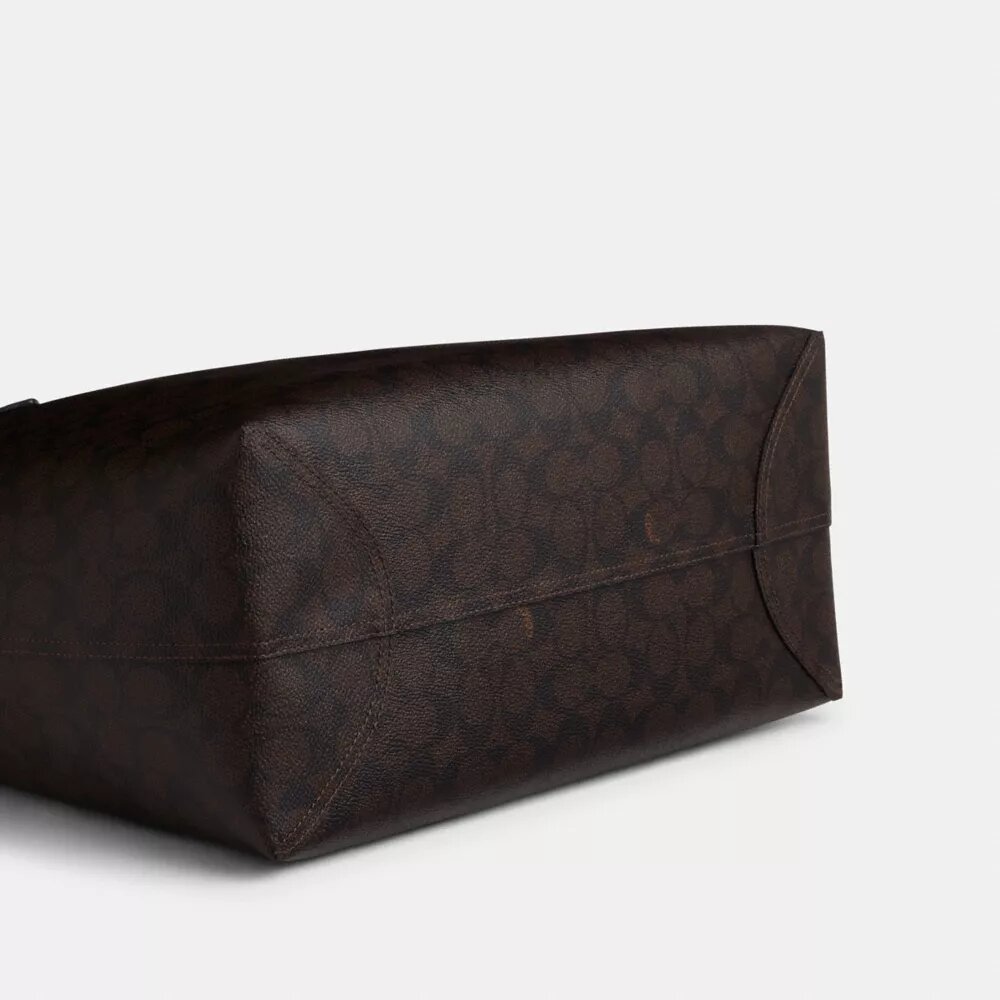 Bolsos Tote urbanos en Signature Canvas