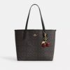 Bolsos Tote urbanos en Signature Canvas