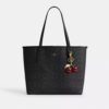 Bolsos Tote urbanos en Signature Canvas