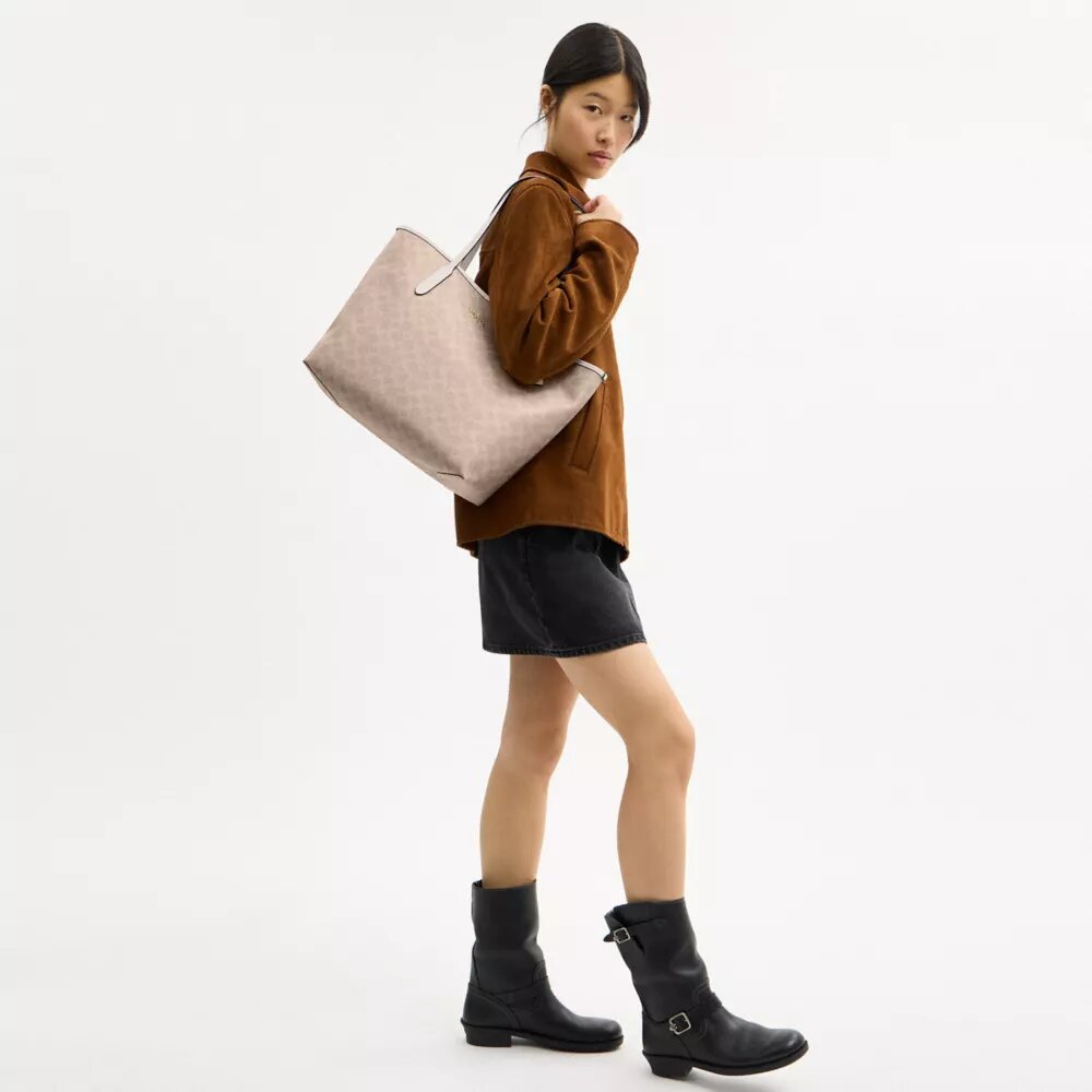 Bolsos Tote urbanos en Signature Canvas