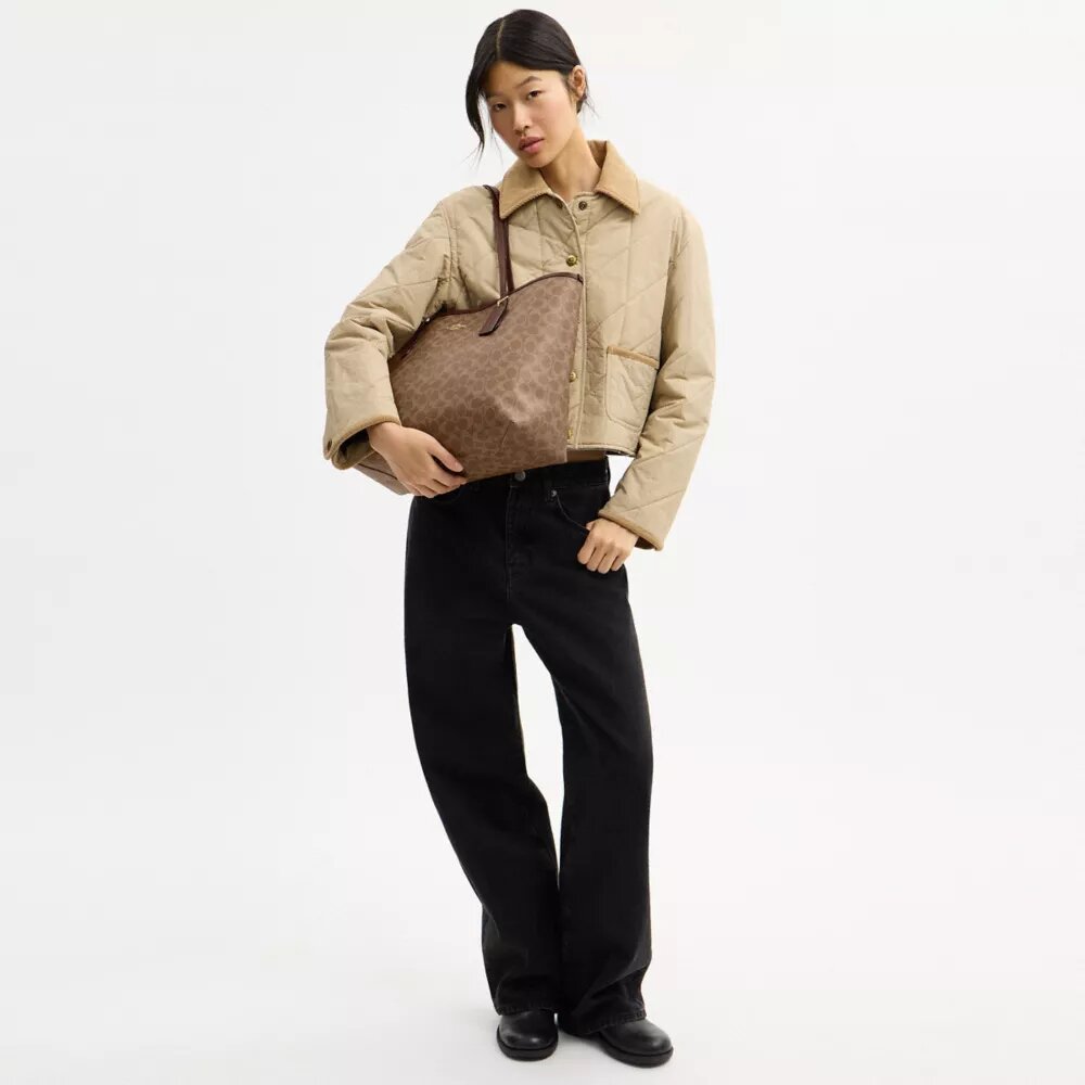 Bolsos Tote urbanos en Signature Canvas