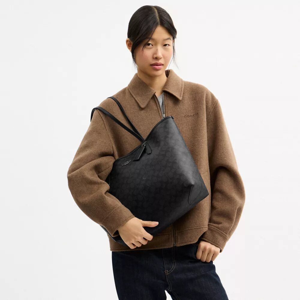Bolsos Tote urbanos en Signature Canvas