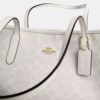 Bolsos Tote urbanos en Signature Canvas