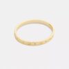 Brazalete con bisagra y letras «C» repetidas