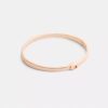 Brazalete fino con bisagra característico