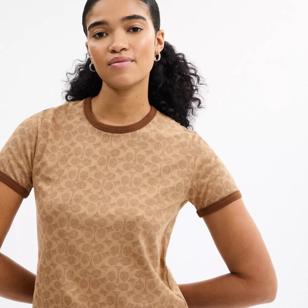 Camiseta con cuello de rayas, un clásico de la marca, en algodón orgánico