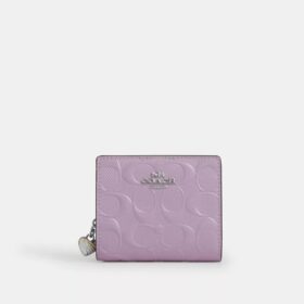 Cartera con cierre a presión de cuero exclusivo y colgante en forma de corazón